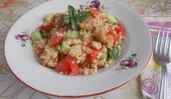 Салата с булгур и панирани патладжани
