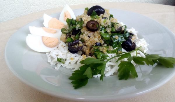 Салата с булгур и сирене