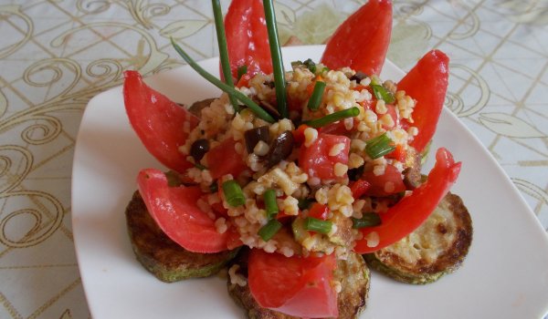 Салата с булгур в доматена чашка