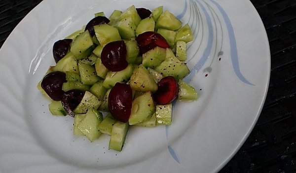 Салата с череши и краставици