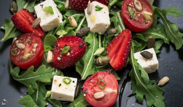 Салата с чери доматчета, ягоди и сладко балсамико