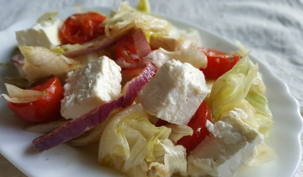 Салата с чери домати и айсберг