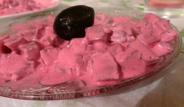 Салата с червено цвекло и цедено мляко