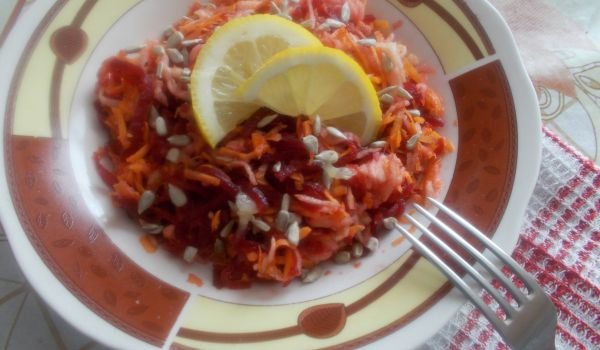 Салата с червено цвекло, ябълки и моркови