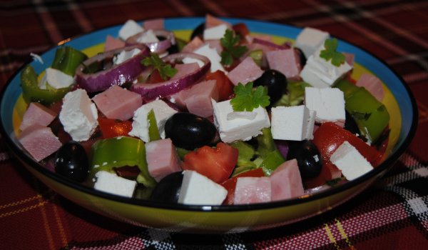 Салата с чушки, домати, сирене и шунка