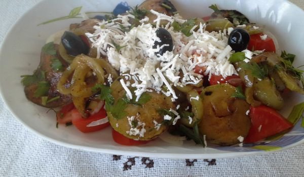Салата с домати и гриловани зеленчуци