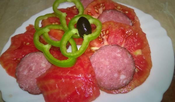 Салата с домати и италиански салам