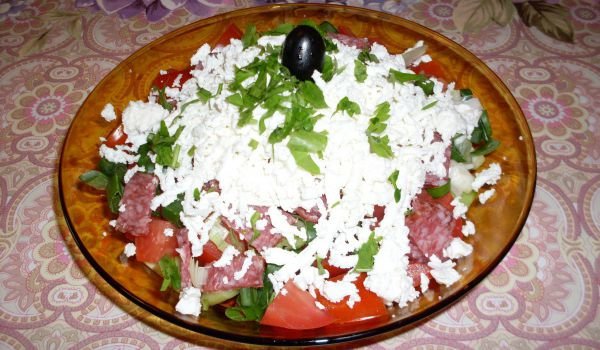 Салата с домати и луканка