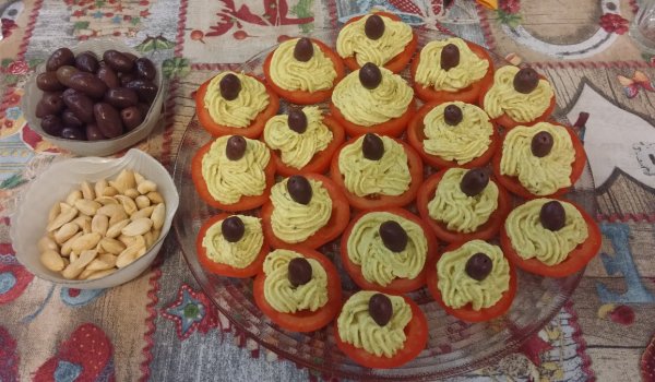 Салата с домати и пастет от сирена