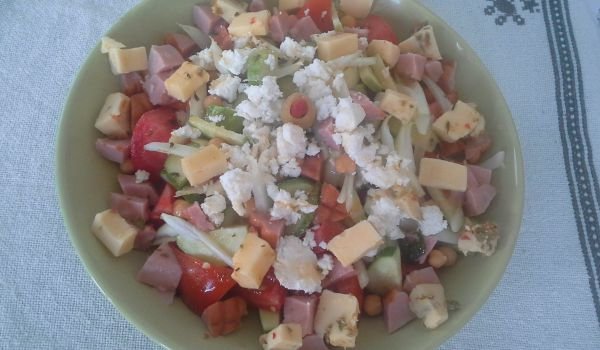 Салата с дресинг от мариновано сирене