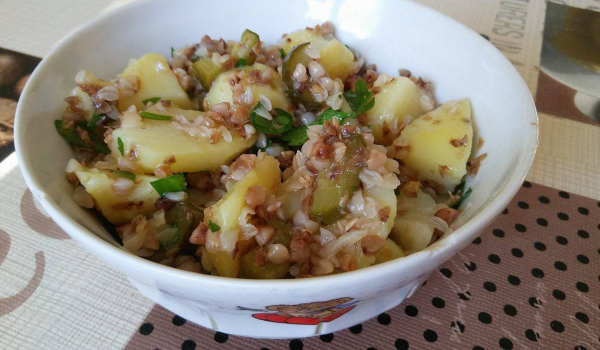 Салата с елда и картофи