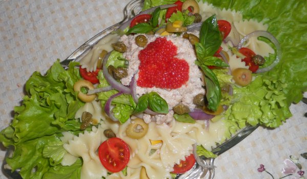 Салата с фарфале, риба тон и каперси
