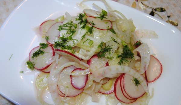 Салата с Фенел и Репички