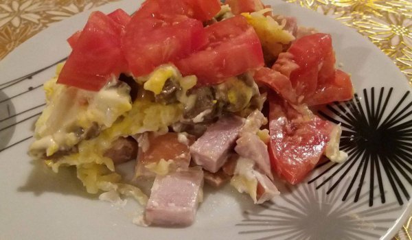 Салата с гъби и пушено пилешко бутче