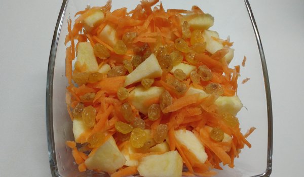 Салата с ябълки, моркови и стафиди