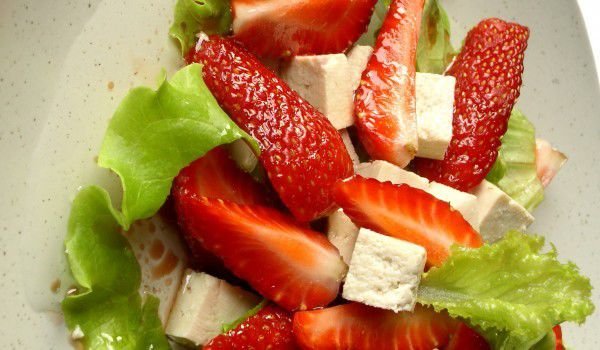 Салата с ягоди и моцарела