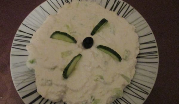 Салата с извара и кисело мляко