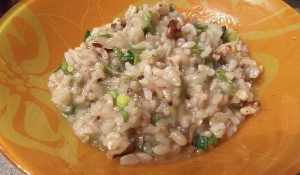 Салата с кафяв ориз и зелени подправки