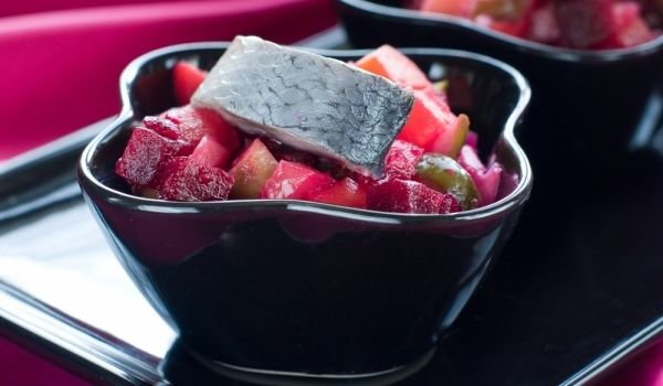 Салата с картофи, червено цвекло и риба