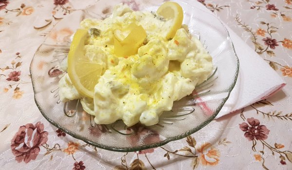 Салата с картофи и кисели краставички