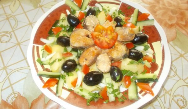 Салата с картофи и скумрия