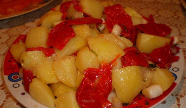 Салата с картофи и сухи чушки