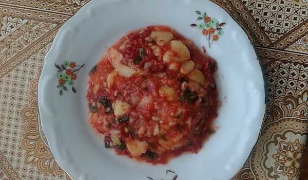 Салата с картофи и сушени пиперки