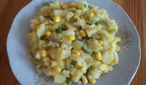 Салата с картофи и царевица