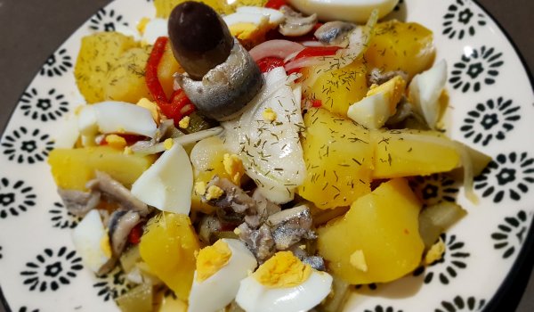 Салата с картофи, камби и риба