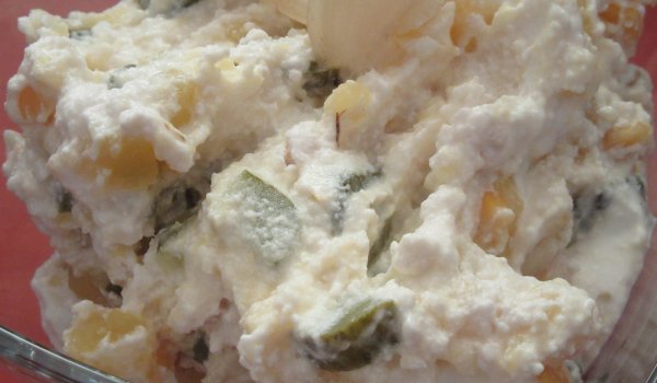 Салата с картофи, кисели краставички и извара