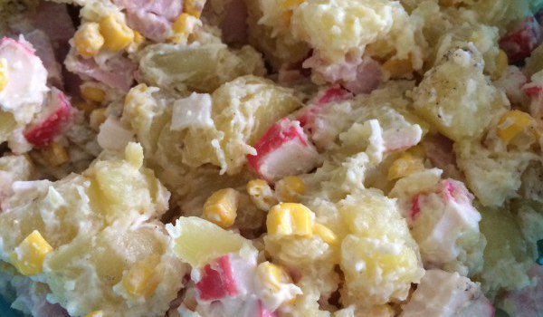 Салата с картофи, ролца от раци и колбас