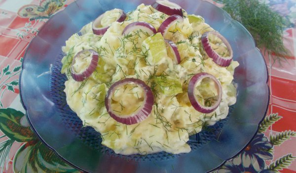 Салата с картофи, тиквички и червен лук