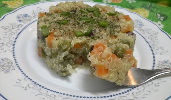 Салата с киноа, грах и моркови