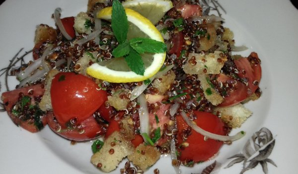 Салата с киноа и чеснови крутони