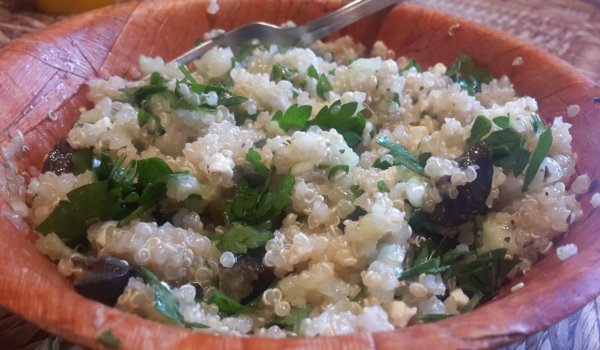 Салата с киноа и краставица