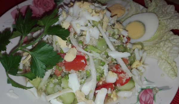 Салата с киноа и свежи зеленчуци