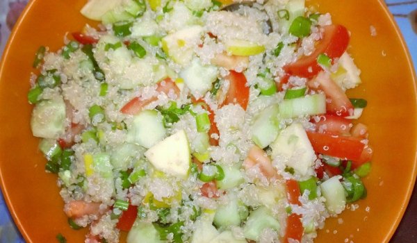 Салата с киноа и зелена ябълка