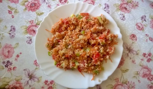 Салата с киноа, краставица и моркови