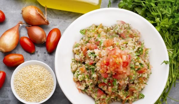 Салата с киноа, сушени домати и каперси