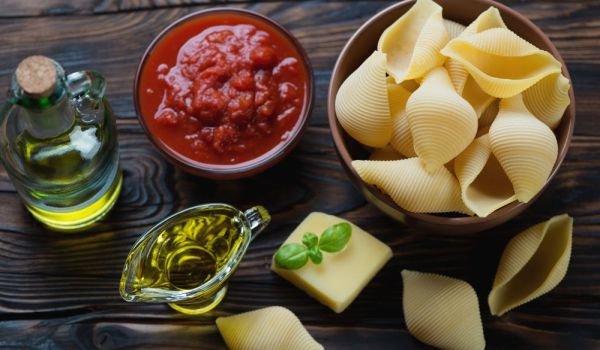 Салата с конкилие, зелени и черни маслини