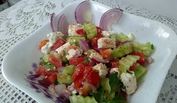 Салата с козе сирене и подправки