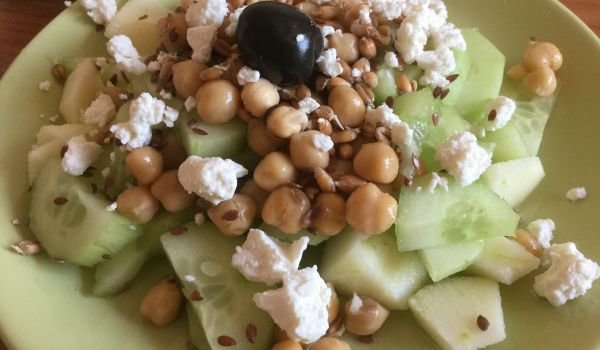 Салата с краставица и нахут