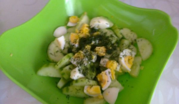 Салата с краставица, яйце и копър