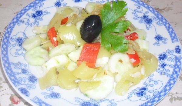 Салата с краставици и два вида пипер