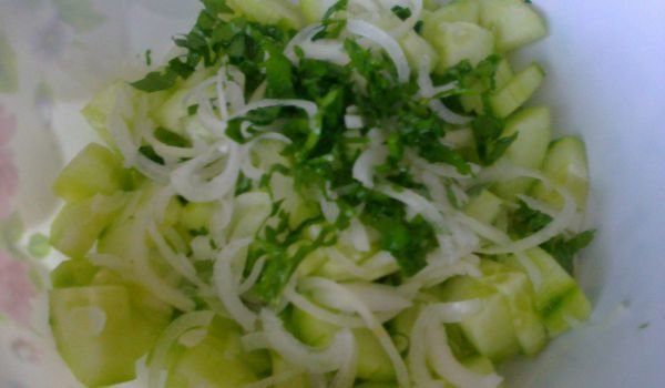 Салата с краставици, лук и целина