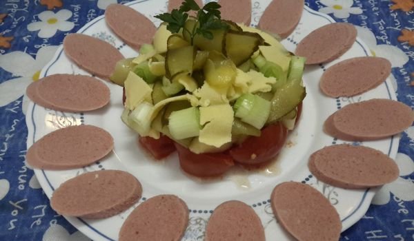 Салата с кренвирши и домати - Моята Рецепта