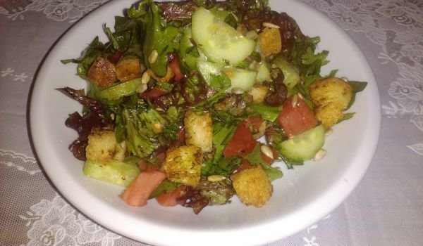 Салата с крутони и глухарче
