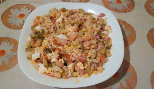 Салата с кускус, бекон и боб
