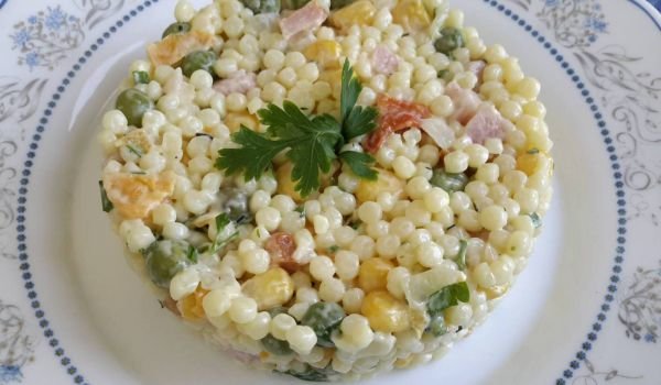 Салата с кускус, грах и шунка