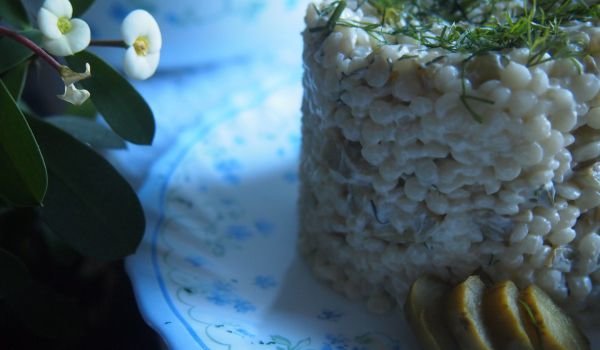 Салата с кускус и кисели краставички